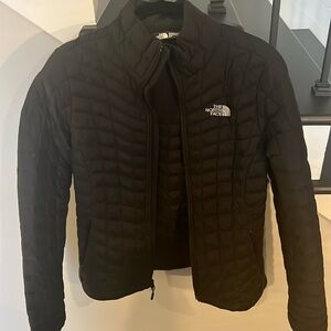 The North Face full zip fitted puffer jacket
